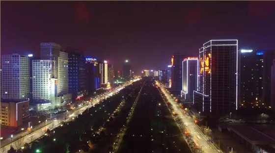 沿線現代化的高樓大廈在夜間沒有形成城市天際線