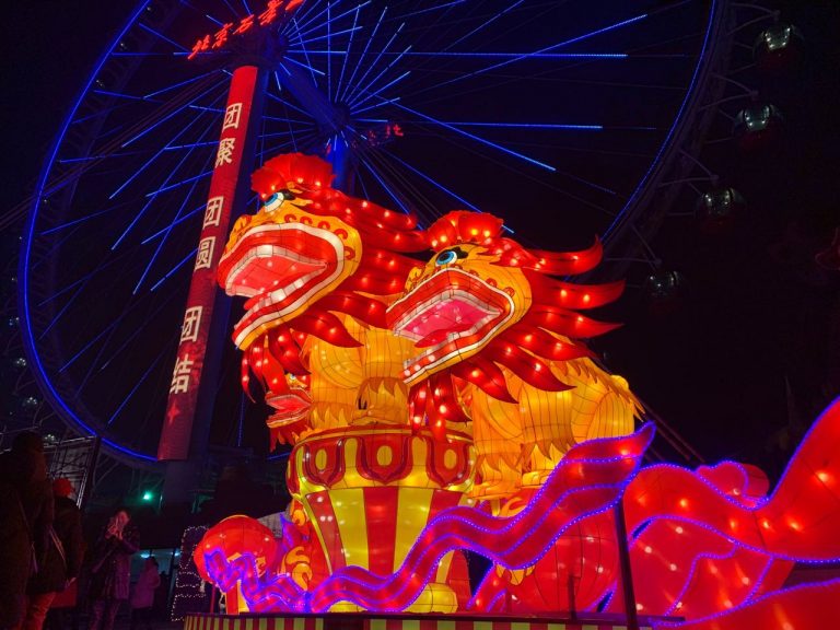 玉壺光轉(zhuǎn)，一夜魚龍舞