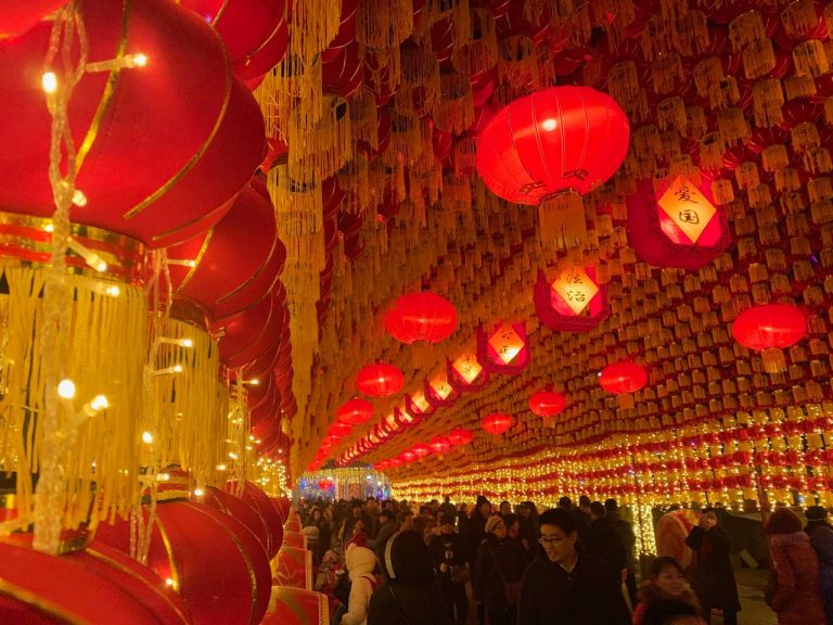 望千門如晝，嬉笑游冶